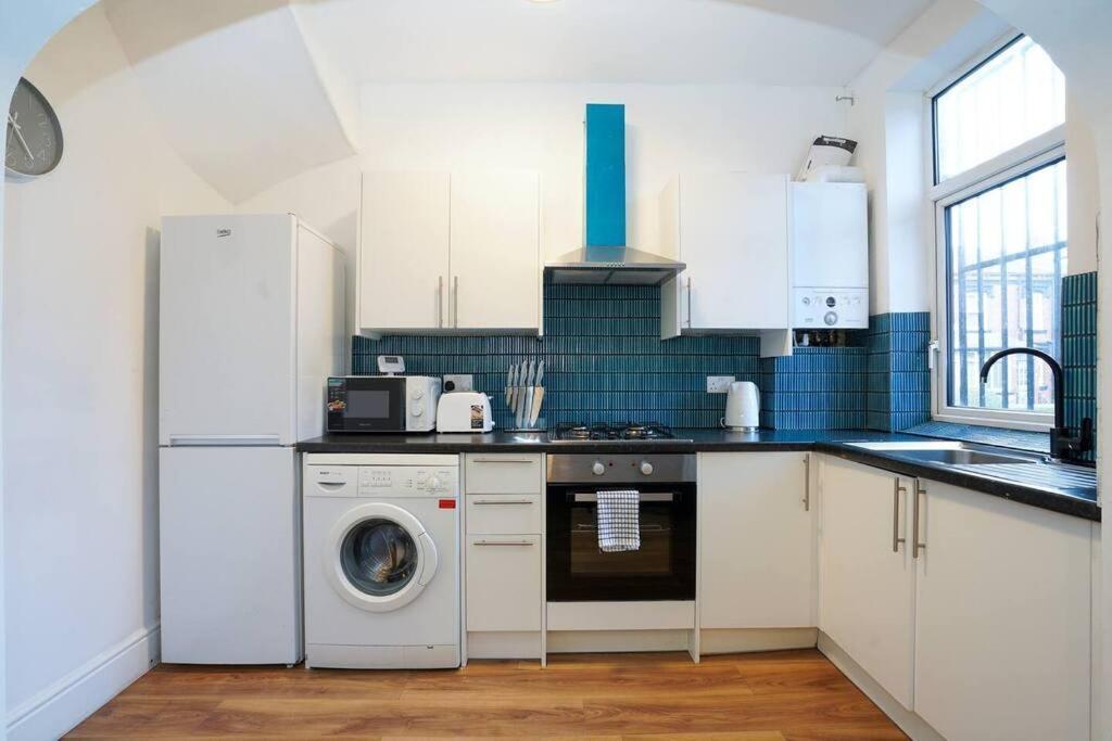 3 Bedroom Home With Free Parking Leeds  Esterno foto