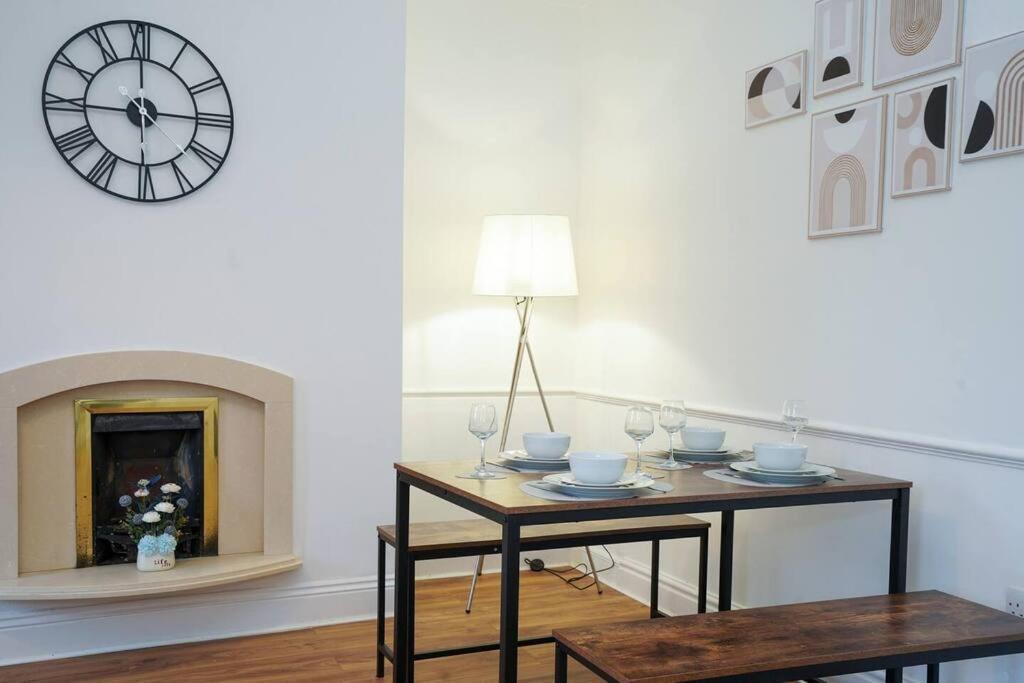 3 Bedroom Home With Free Parking Leeds  Esterno foto