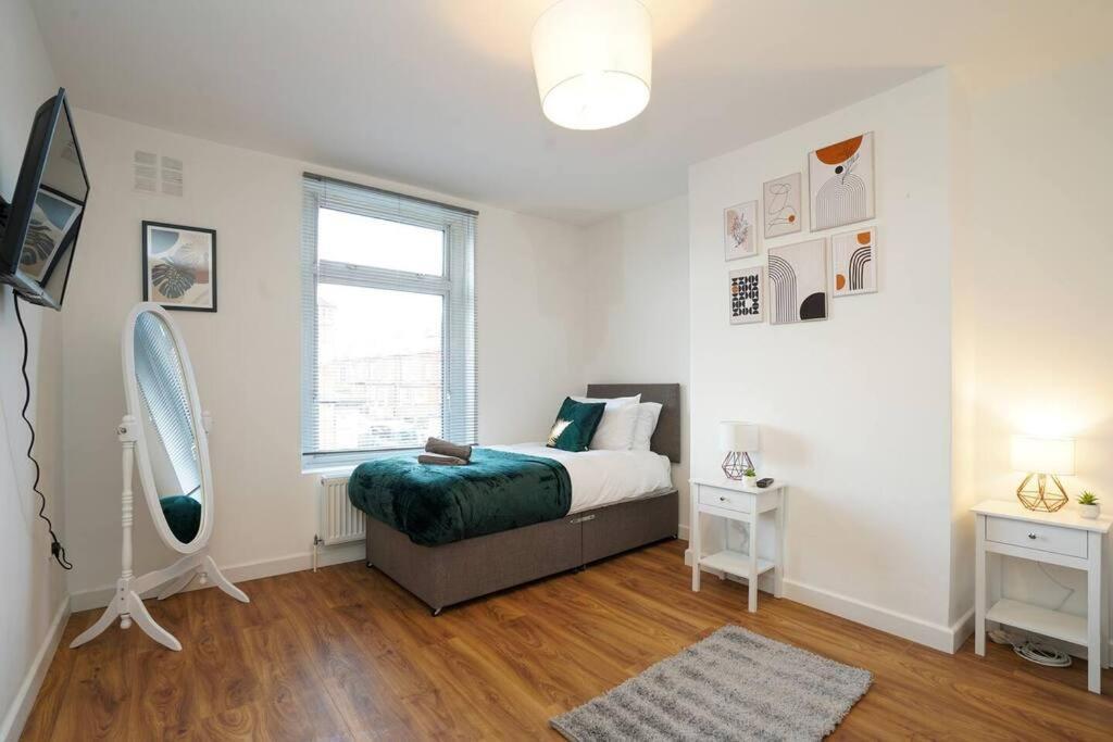 3 Bedroom Home With Free Parking Leeds  Esterno foto