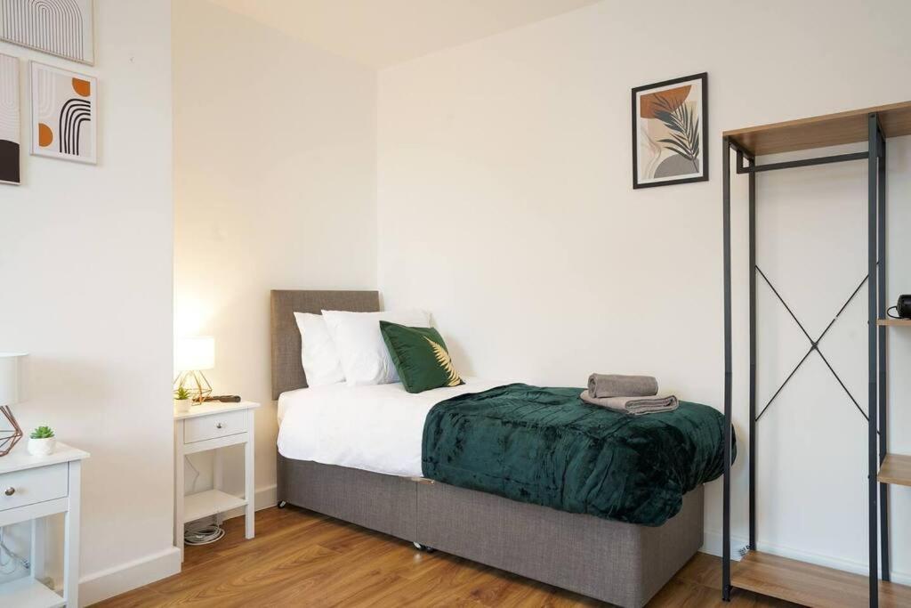 3 Bedroom Home With Free Parking Leeds  Esterno foto