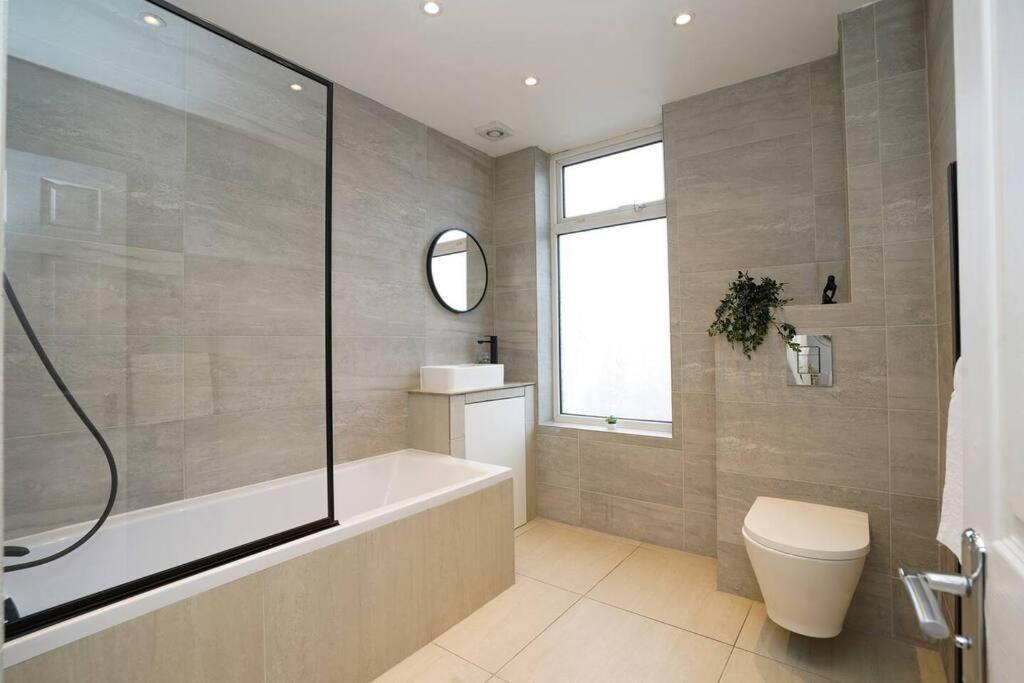 3 Bedroom Home With Free Parking Leeds  Esterno foto
