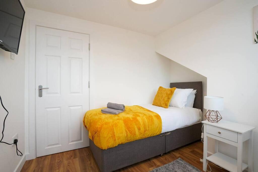 3 Bedroom Home With Free Parking Leeds  Esterno foto